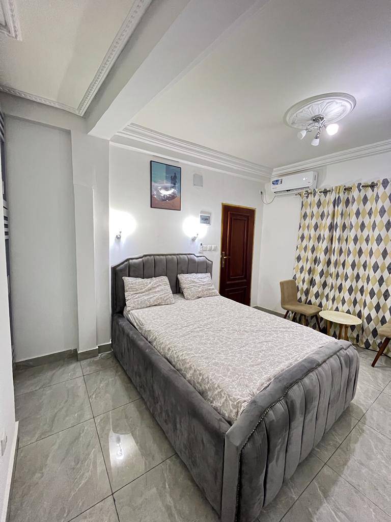 DOUALA - AKWA – APPARTEMENT MEUBLÉ À LOUER