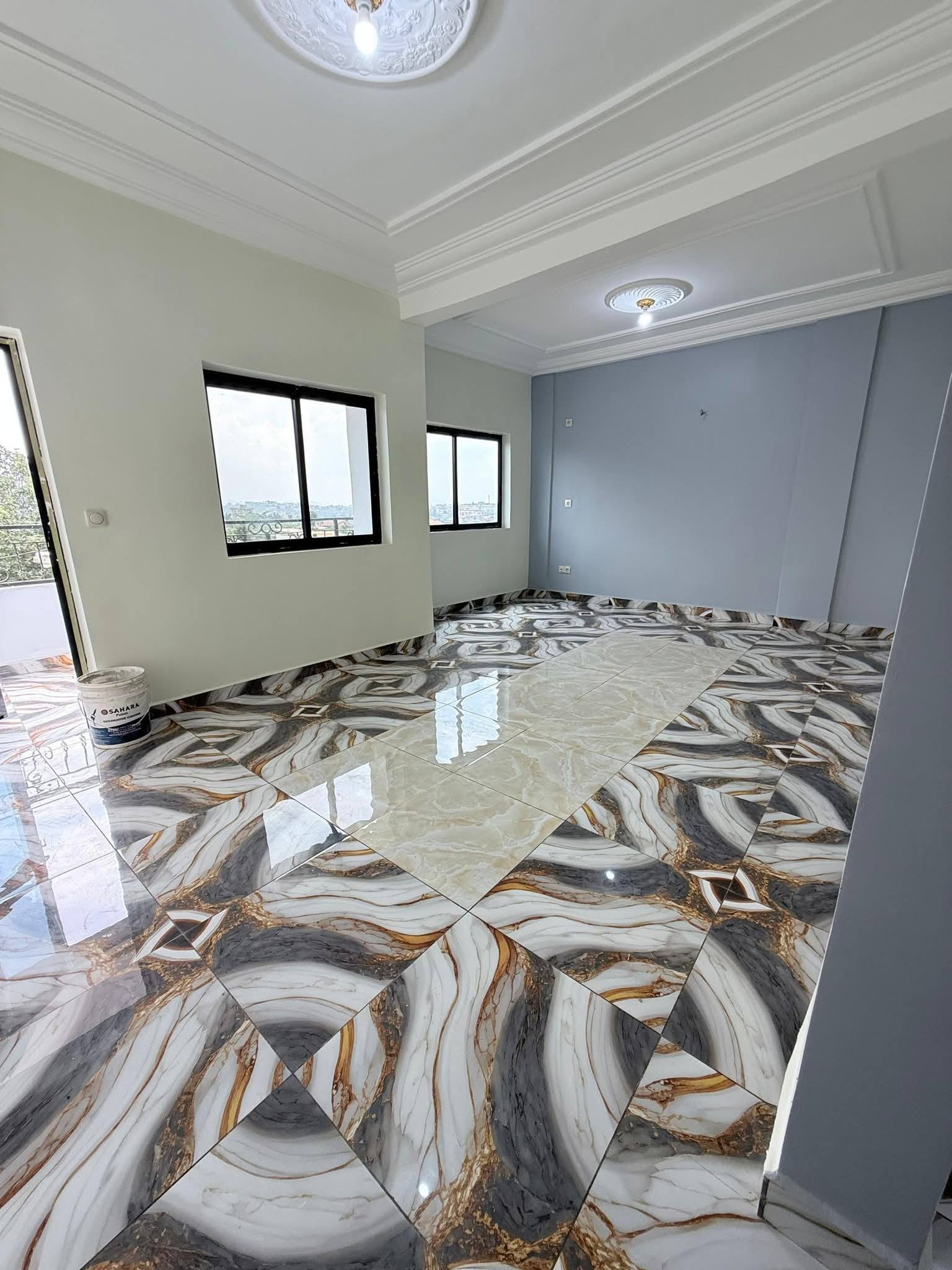 YAOUNDÉ – FOUGEROLLE – APPARTEMENT À LOUER (ACCÈS FACILE)