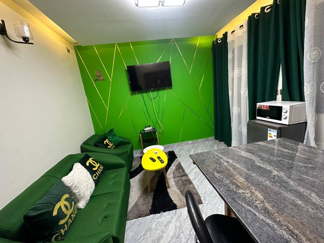 YAOUNDÉ – SANTA BARBARA – STUDIO MEUBLÉ EN BORDURE DE ROUTE