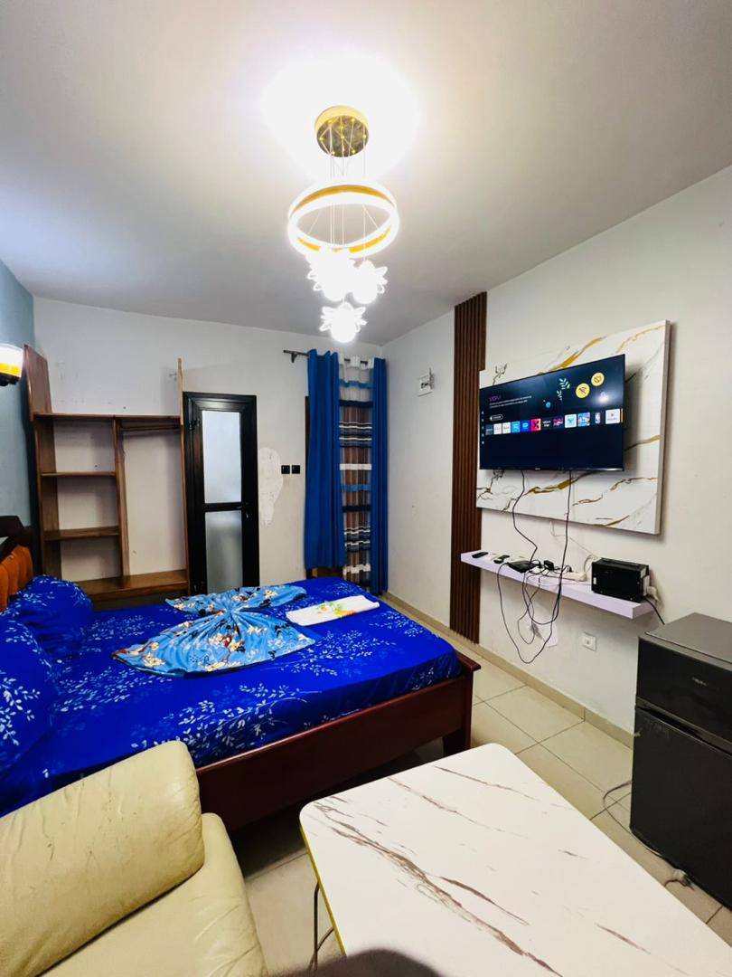 DOUALA NDOBONG / ANGE RAPHAËL – CHAMBRE MEUBLÉE