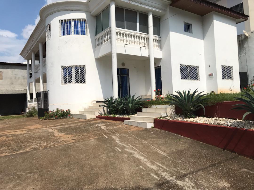 Duplex à Louer au Golf Yaoundé. 6chambres 5douches eau chaude dépendance...2,000,000F CFA