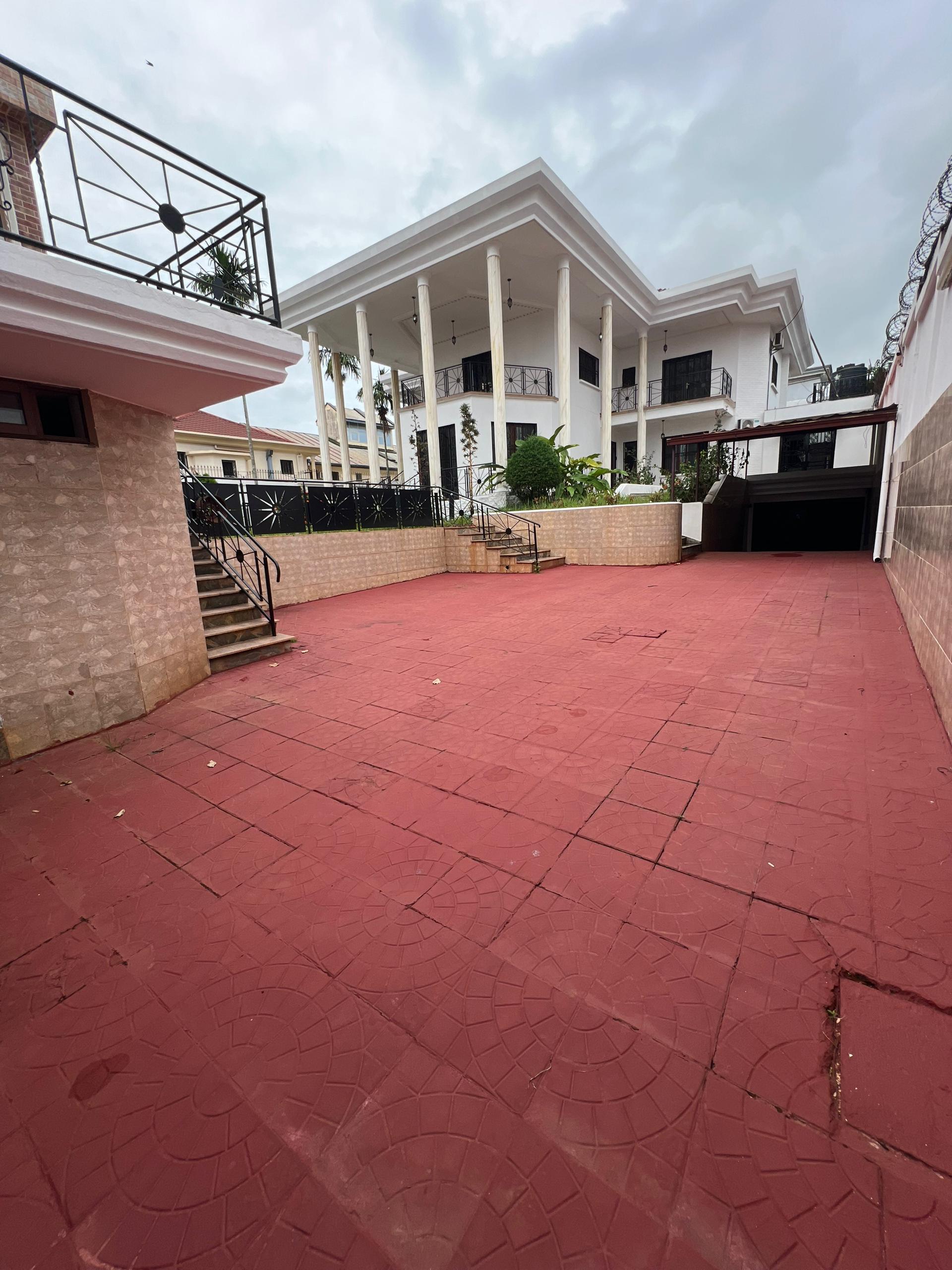 Magnifique Duplex Haut Standing à louer au Golf Yaoundé. 7chambres 8 douches 2 salons groupe électrogène climatisation Jardin piscine forage Parking gardien.